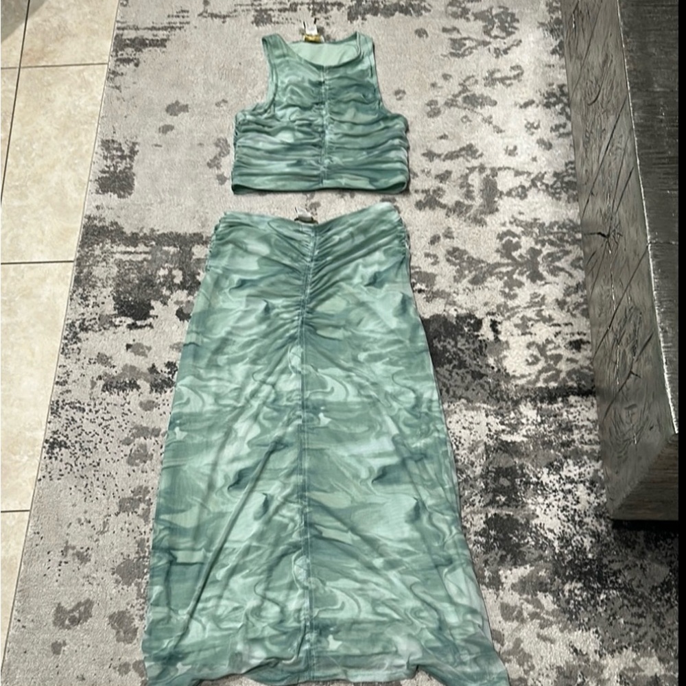 House of Harlow 1960 green water color rutched two piece skirt set